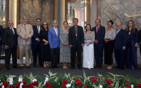 Monseñor Luis Gerardo Cabrera junto a su equipo de voluntarios..