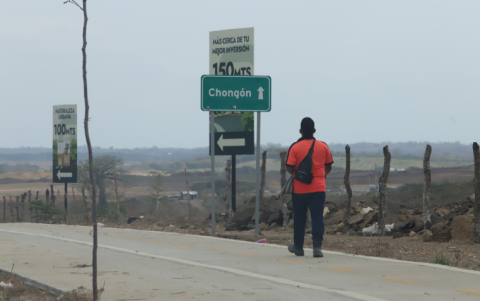Las noches se vuelven prácticamente intransitables para los peatones. Algunos proponen implementar reflectores para evitar la oscuridad.