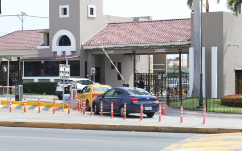 Los exteriores de algunas urbanizaciones también lucen apagadas.