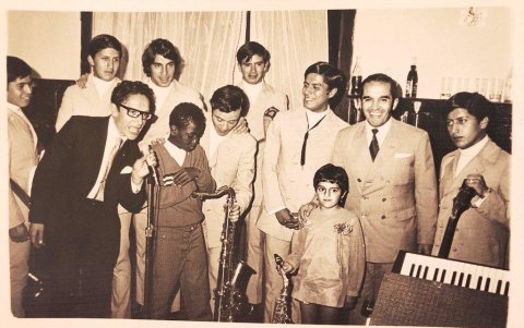 Ángel Medardo Luzuriaga (fallecido en el 2018), junto a Paulina Tamayo, cuando era niña. Los acompañan algunos de los Players.