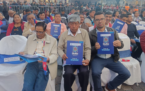 Vecinos de varios barrios recibieron sus escrituras durante el pregón de las fiestas.