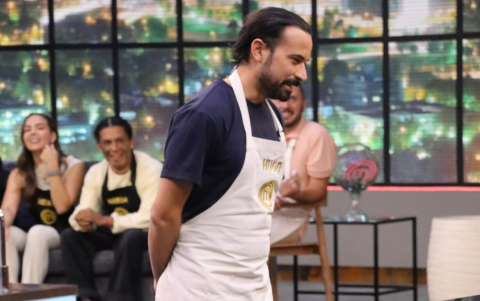 Hugo Quintana en la cocina de MasterChef Celebrity Ecuador 3.