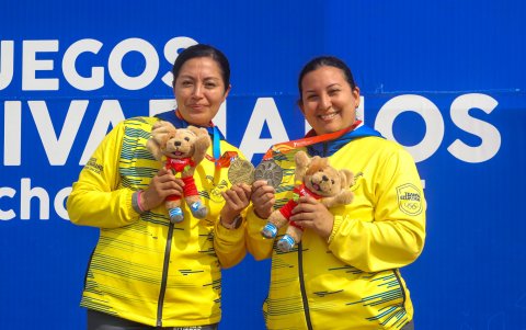 Diana Durango (i) y Marina Pérez (d) ganaron oro y plata en tiro deportivo.