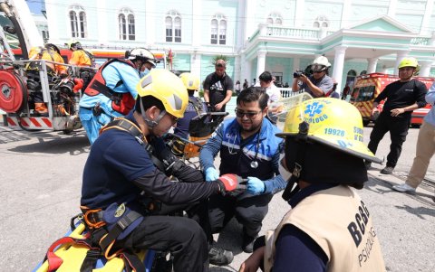 Paramédicos evaluaban a los ocupantes rescatados