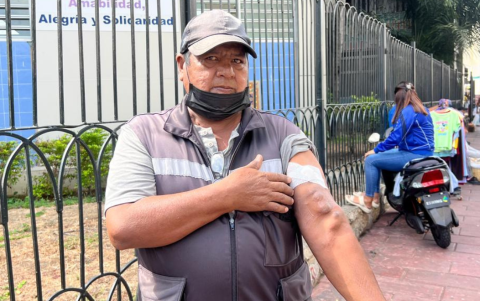 Ricardo Murillo muestra el estado de sus venas; él teme morir ante la falta de diálisis.