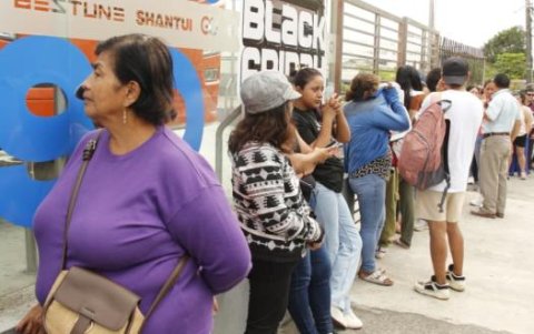 La escena afuera de una cadena de supermercados de la avenida Carlos Julio Arosemena fue distinta a la registrada el día anterior.