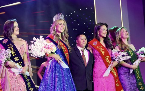 Junto a María Emilia, Joanne Wells fue nombrada Virreina, Daniela Foyaín Señorita Confraternidad y María Paula Endara Señorita Amistad.