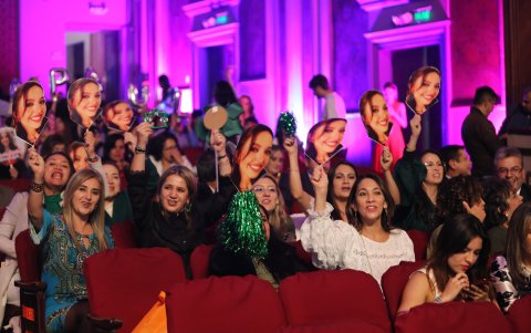 Barras de amigos y familiares de las candidatas fueron a acompañar a las participantes hasta el Teatro Bolivar.