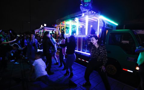 El canelazo se ha convertido en un símbolo de las fiesta de Quito, e imperdible en las chivas.