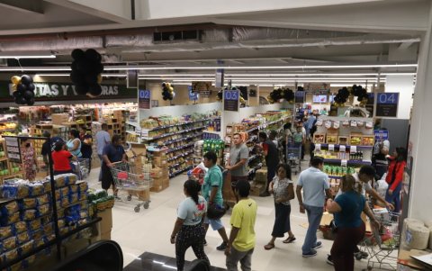 Compradores llenan carros con descuentos en tecnología y productos del hogar durante el Black Friday.