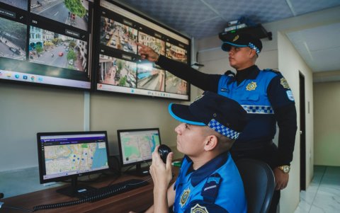 En la EAS de la Plaza del Centenario están designados 62 agentes de control metropolitano, que monitorean el sector con 268 cámaras de videovigilancia.