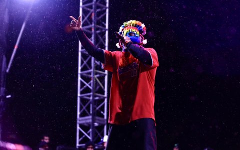 El vocalista de la banda cubana Orishas lució una máscara de diablo huma.