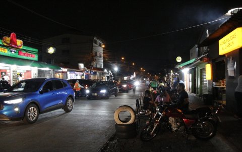 En la calle José Rodríguez Labandera, en la doceava etapa de La Alborada, se concentra un grupo de restaurantes de diversas temáticas, que acogen a comensales a diario.