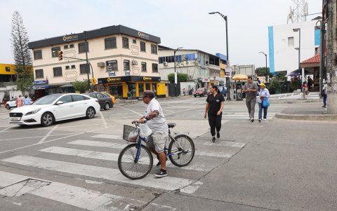 Ciudadanos transitan por la avenida Rodolfo Baquerizo Nazur, en La Alborada.