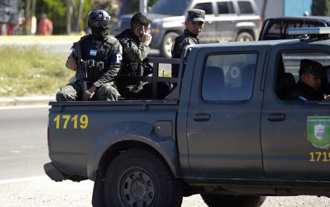 Integrantes de la Policía Militar de Honduras custodian un barrio de Tegucigalpa.