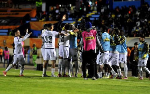 La plantilla torera festeja el gol que marcó Xavier Arreaga en el Reina del Cisne.