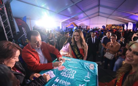 Autoridades y reinas dan inicio al Campeonato Mundial de 40 en el Centro Comercial Iñaquito.