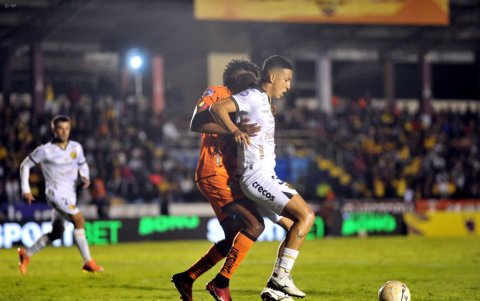 Libertad presiona a Barcelona SC con constantes centros al área en el estadio Reina del Cisne.
