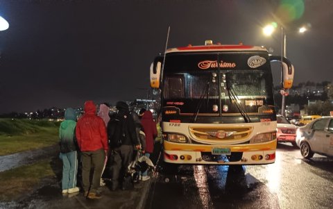Los cerca de 100 hinchas de Independiente del Valle que llegaron a Casa Blanca, regresaron mojados y con la tristeza de la derrota, a Sangolquí.