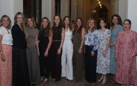 María Mercedes Carrillo de Bucco, Karina Váscones de Valdiviezo, Karen Pita d e Lara, Jazmín Robalino de Váscones, Susy Dunn de Scaff, Antonella Fano, Carla Baquerizo, Nadina Decker, María de García, Tiziana Bucco y Susana Sereni de Bucco.
