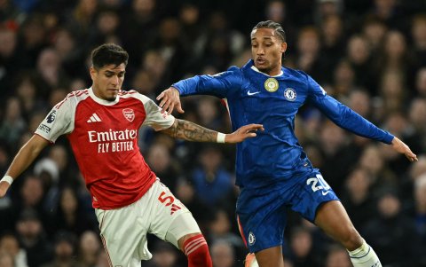 Piero Hincapié (i), del Arsenal, defiende un balón contra Joao Pedro, delantero del Chelsea.