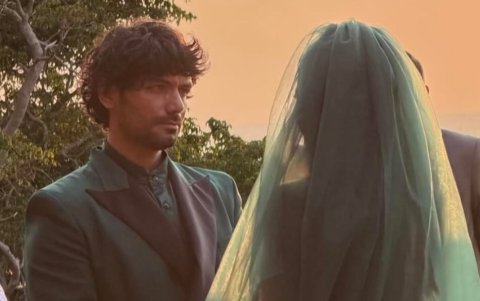 La pareja está muy enamorada.