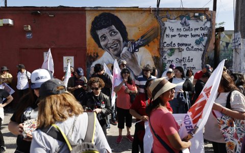 Personas asisten a un acto de campaña de la candidata a la Presidencia de Chile por el partido Unidad por Chile, Jeannette Jara, este domingo en Santiago.