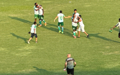 Jugadores de Liga de Portoviejo celebran en el Estadio Reales Tamarindos tras el histórico ascenso a la Serie B.