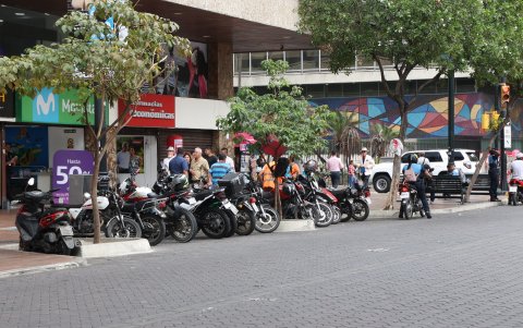 Algunos de los estacionamientos en el bulevar 9 de Octubre son ocupados por dueños y empleados de locales.