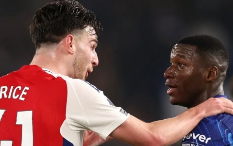 Moisés Caicedo en discusión luego de ser expulsado en e duelo de Chelsea ante Arsenal.