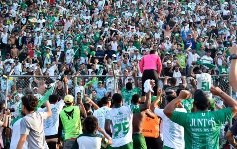 Jugadores de Liga de Portoviejo celebraron con los hinchas en el Reales Tamarindos.