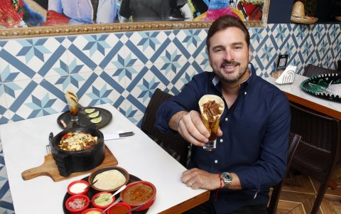 José Luis con el famoso taco de birria servido en vaso.