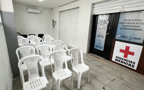 En la sala de espera de 'Ecoprolab' del Centro Prosalud lucía vacía. El mayor porcentaje de pacientes de esta firma proviene del IESS.