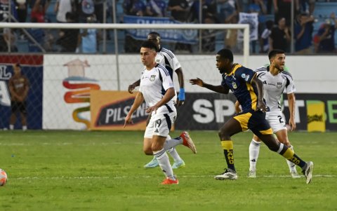 Juan Pablo Ruiz (i) en acción durante el juego ante Delfín.