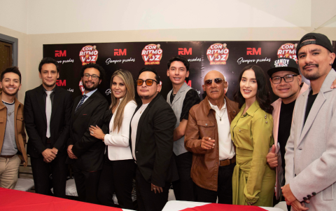 Marques, Fernando Padilla, gerente de Marketing RM junto a Álex David Quitigüiña, Linda Romero, Erick Villa, Tiago Robles, Asdrúbal Manzano, Martha Alvarez y los integrantes de Yo Me Llamo Sandy y Papo.
