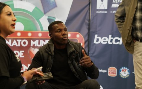 El exfutbolista ecuatoriano Carlos Tenorio (c) fue uno de los jugadores que inauguró la zapatería.