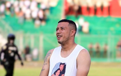 Manuel Mendoza, arquero de Liga (P), festejó con la foto de su mamá, fallecida hace cinco meses.