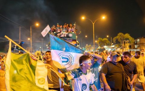 Las calles de la capital manaba se llenaron de aficionados por los festejos de que La Capira regresa a la Serie B.