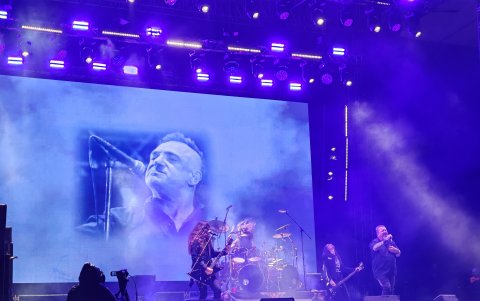 Horcas sorprendió a los asistentes al Quitofest con la versión de “Seek and Destroy” (Metallica) en la que el guitarrista Sebastián Coria tomó el micrófono.