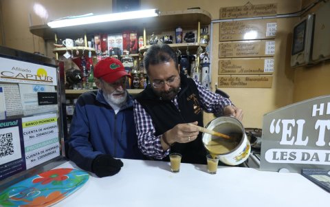 Padre e hijo, Carlos y Edwin Idrovo, sostienen la herencia familiar de los Hervidos El Tropical.