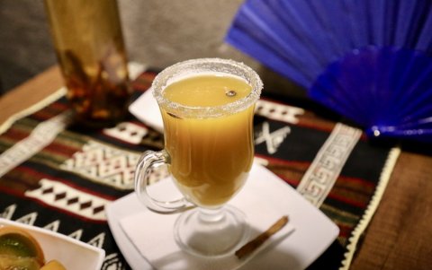 El canelazo combina naranjilla, canela y aguardiente en una bebida única para estas Fiestas de Quito.