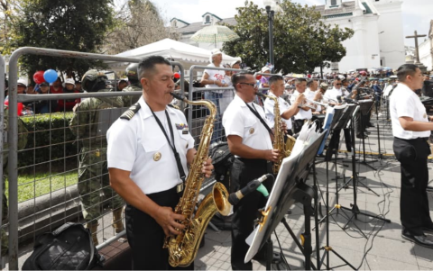 La banda de la policía y la orquesta de la armada realizan una serenata con temas a fiestas de Quito.