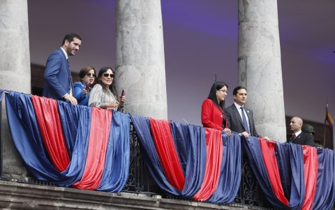 Ministros de Estado y funcionarios participaron en la Serenata Quiteña.
