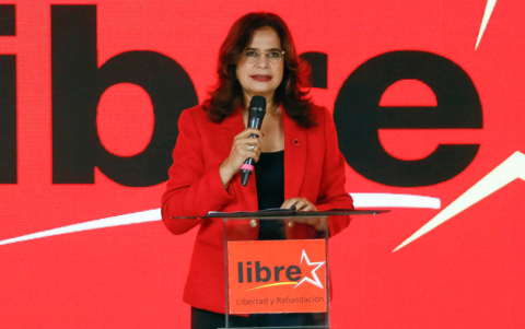 Rixi Moncada, candidata del partido Libre, se pronuncia este lunes en Tegucigalpa.