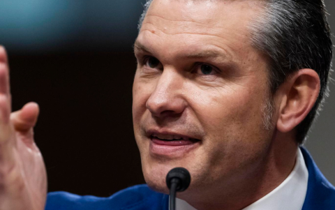 El secretario de Guerra de EE.UU., Pete Hegseth, comparece ante una comisión del Senado durante una audiencia en Washington DC