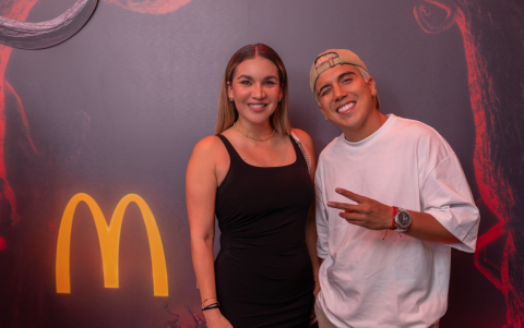 Kathiuska Peralta y Erick Falcón asistieron a la experiencia inmersiva del universo de Hawkins.