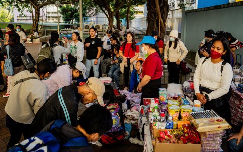 Voluntarios clasifican suministros donados para los residentes desplazados por el incendio en el complejo residencial Wang Fuk Court en Hong Kong, China.
