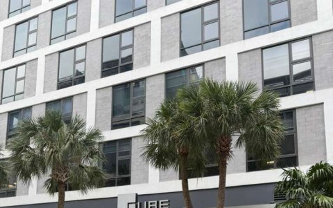 En este edificio de Miami se suponen que funcionan oficinas administrativas de HealthBird.