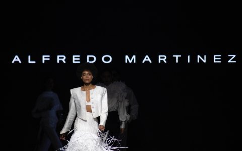 El mexicano fusionó volúmenes esculturales con piezas versátiles y flecos de rafia creados desde cero junto a su equipo.