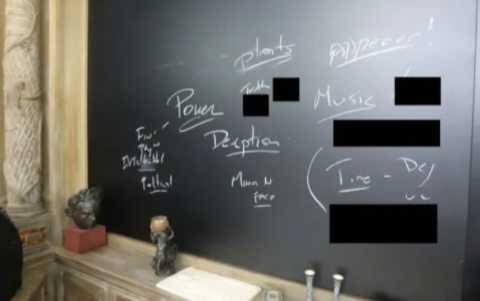 Foto de la isla privada de Epstein. Pizarra con información en inglés.